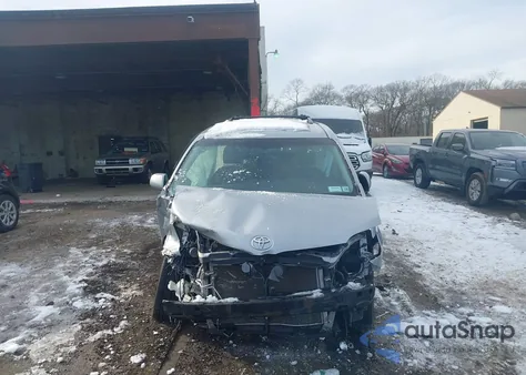 2015 Toyota Sienna Se 8 Passenger z USA, uszkodzony, nr VIN 5TDXK3DC8FS545674